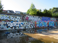 833760 Afbeelding van een serie graffititeksten, op een muur langs het skatepark De Yard 2.0 op het terrein van het ...
